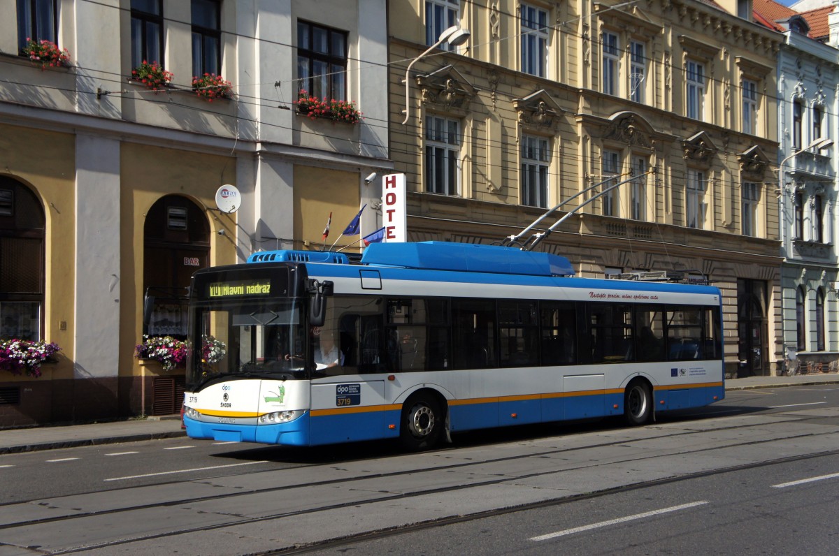 Tschechische Republik / Ostrava: Škoda 26Tr Solaris, ein O-Bus mit der Wagennummer 3719, aufgenommen im Juni 2014 in der Nähe vom Bahnhof (Straßenname: Nádražní) von Ostrava.