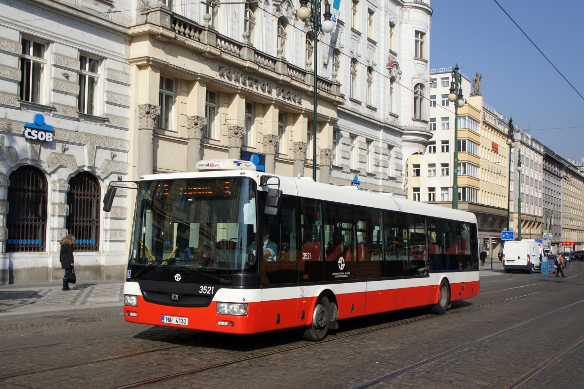 Tschechische Republik / Stadtbus Prag: SOR CITY NB 12 - Wagen 3521, aufgenommen im März 2015 am Platz  Náměstí Republiky  in Prag.