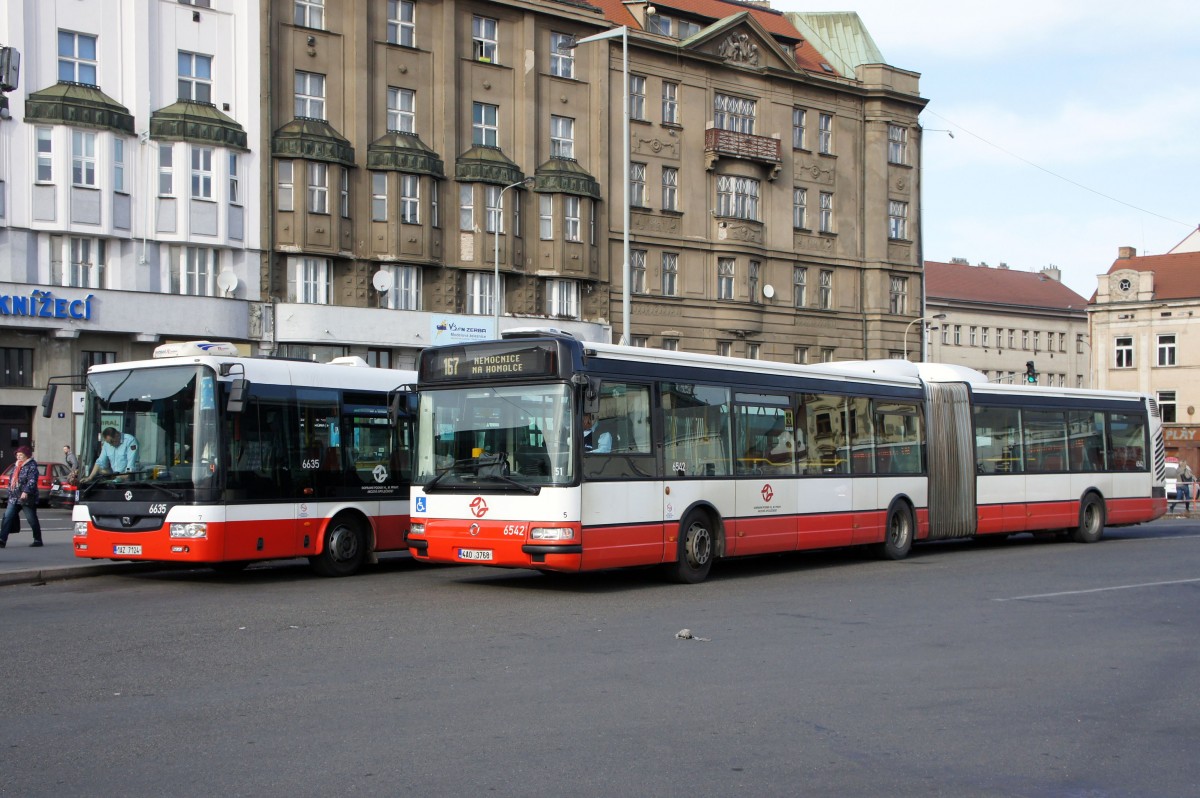 Tschechische Republik / Stadtbus Prag: Karosa-Irisbus Citybus 18M - Wagen 6542 sowie SOR CITY NB 18 - Wagen 6635, aufgenommen im März 2015 an der Haltestelle  Anděl  in Prag.