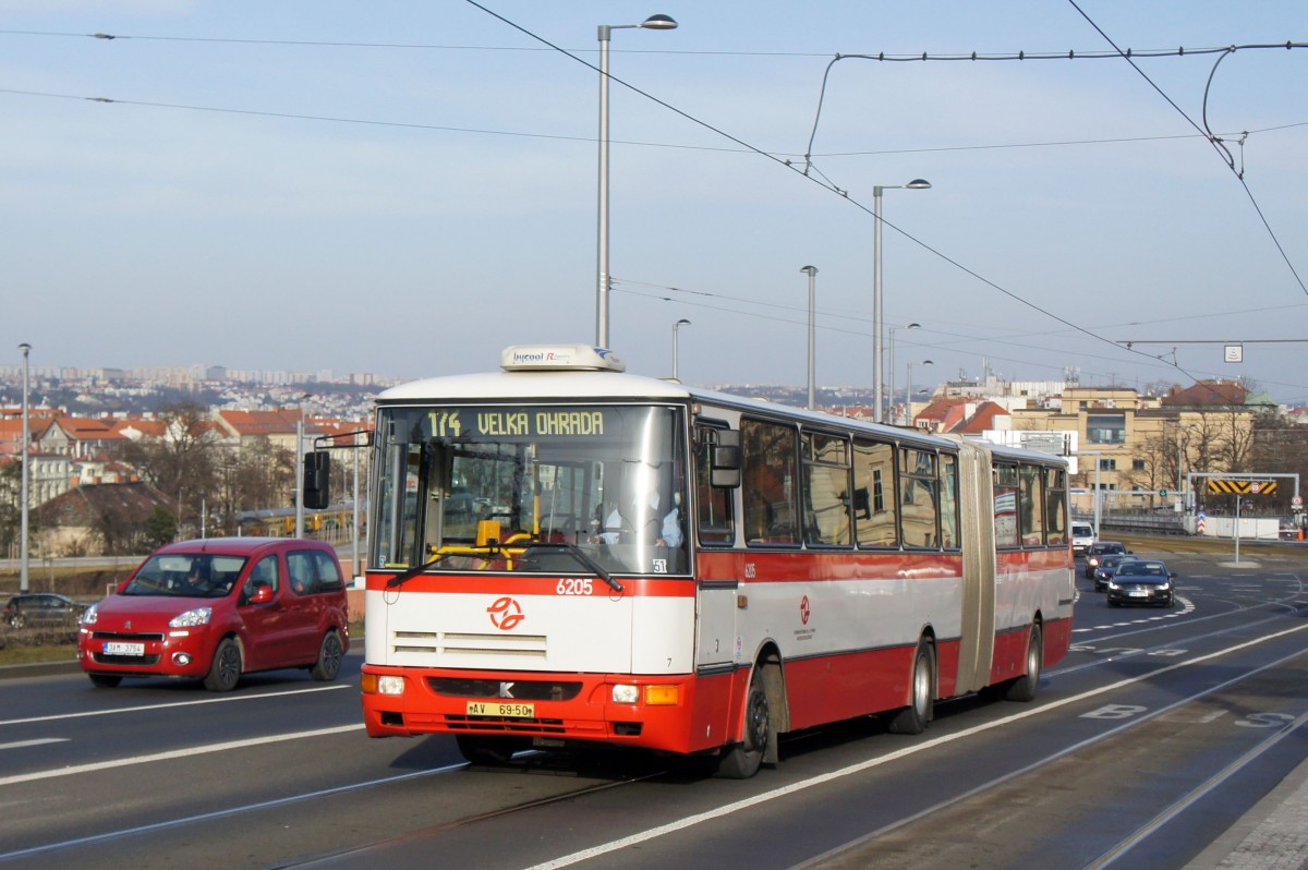 Tschechische Republik / Stadtbus Prag: Karosa B 961 - Wagen 6205, aufgenommen im März 2015 an der Haltestelle  Prašný most  in Prag.