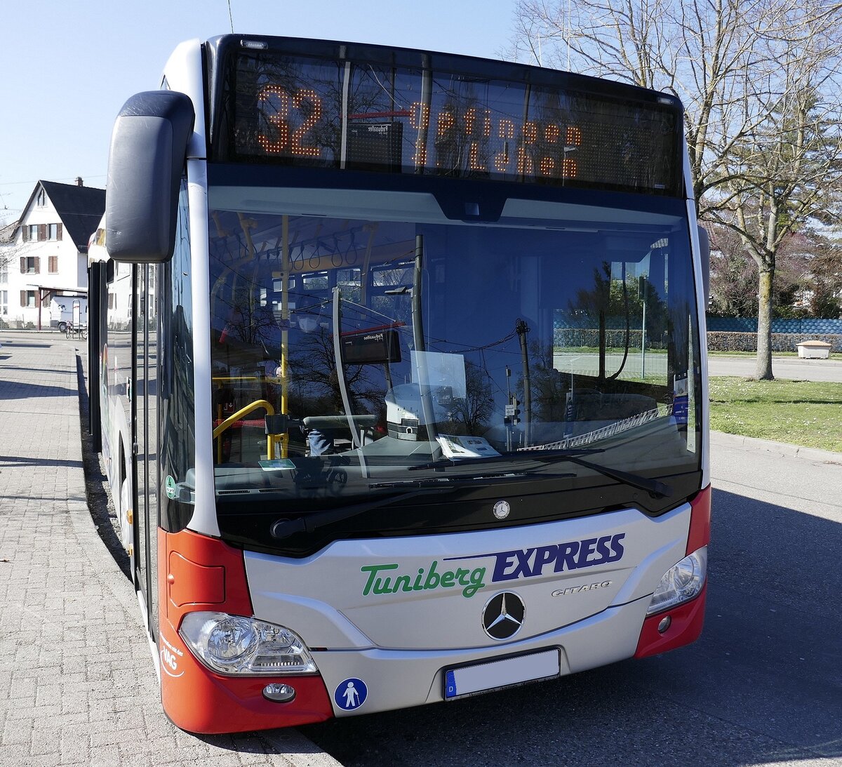 Tuniberg-Express an der Endhaltestelle in Freiburg-Lehen, März 2021