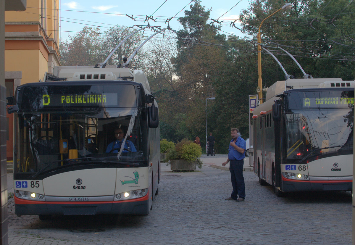 Typische Skoda Solaris Busse , hier Linie D an der Haltestelle 
Jihlava hln. 21.09.2018 18:13 Uhr.