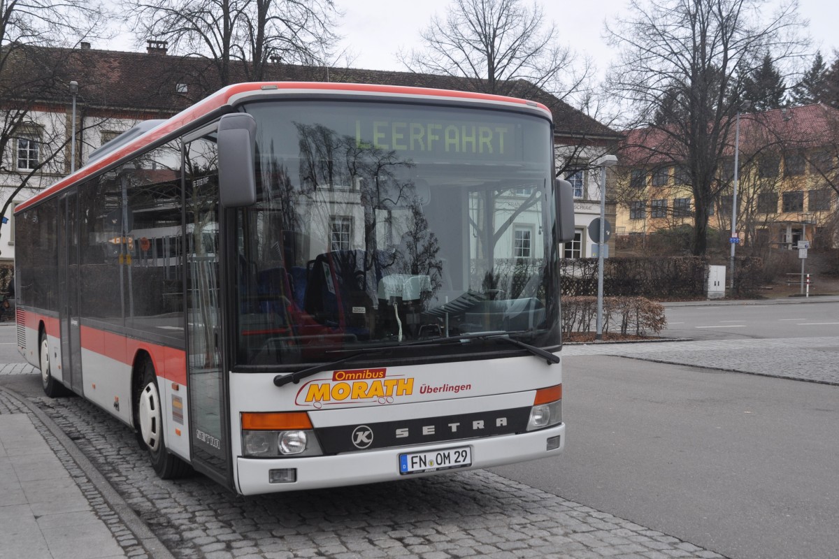 ÜBERLINGEN (Bodenseekreis), 24.06.2015, Stadtbus an der Haltestelle Bahnhof