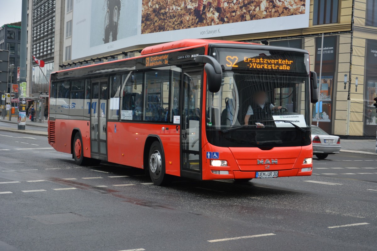 UEM-UR 30 fährt am 14.03.2015 für die S-Bahn Berlin SEV. Aufgenommen wurde ein MAN Lion's City Ü / Berlin Potsdamer Platz.
