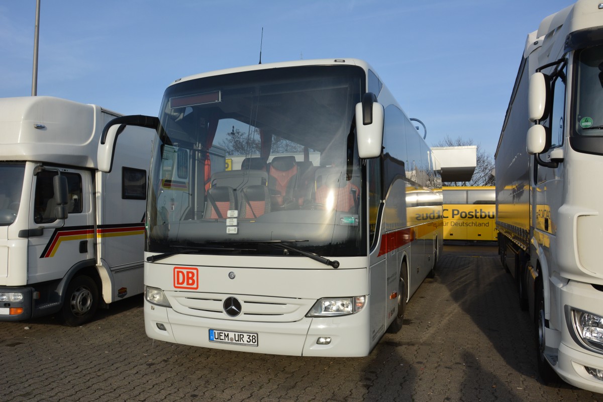 UEM-UR 38 (Mercedes Benz Tourismo) steht am 27.12.2014 auf dem Rastplatz an der A 115 (Avus).

