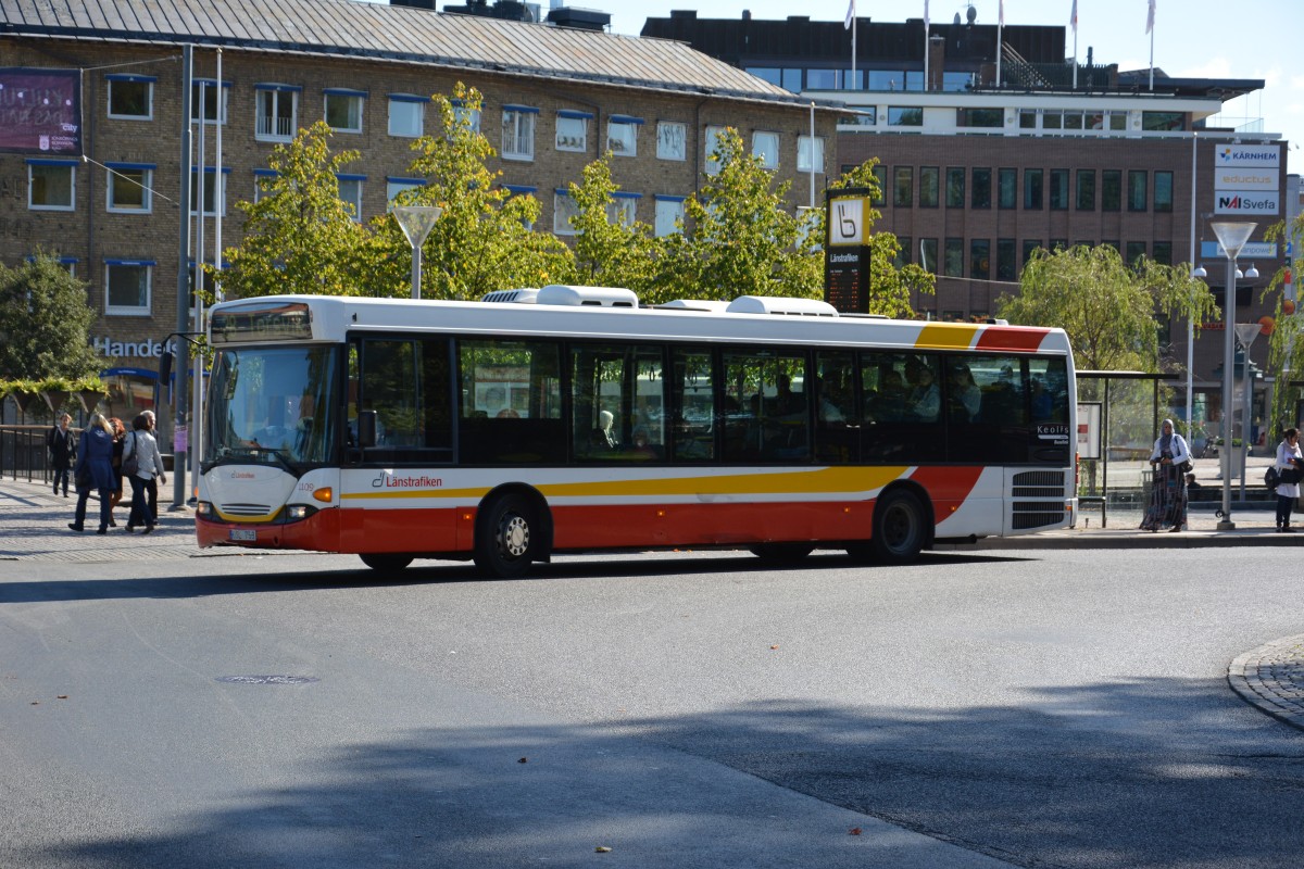 USL 758 auf der Linie 28. Zu sehen ist ein Scania OmniLink in der Innenstadt von Jönköping.