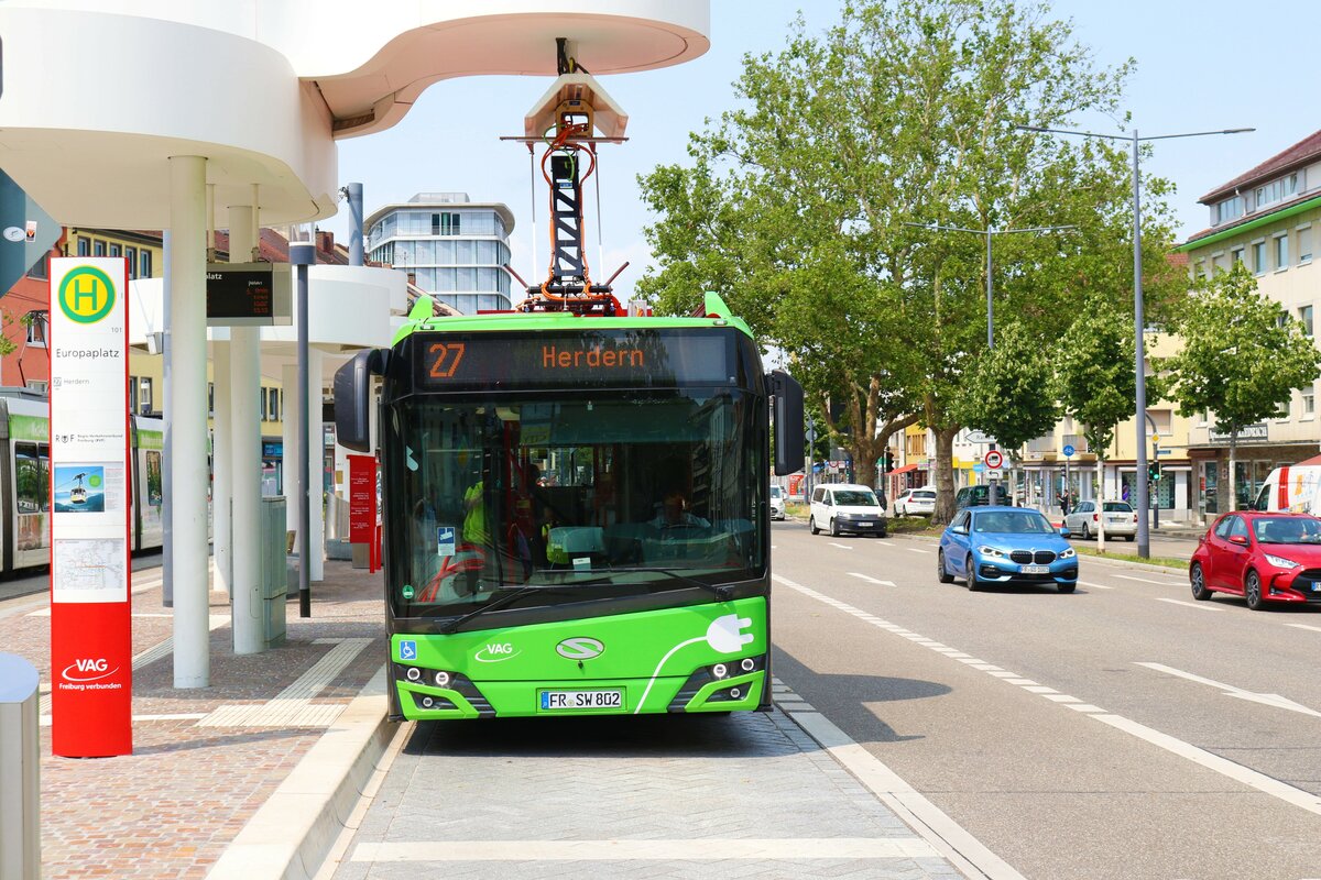 VAG Freiburg Solaris Urbino 12 Electric Wagen 802 am 10.07.23 am Europaplatz 