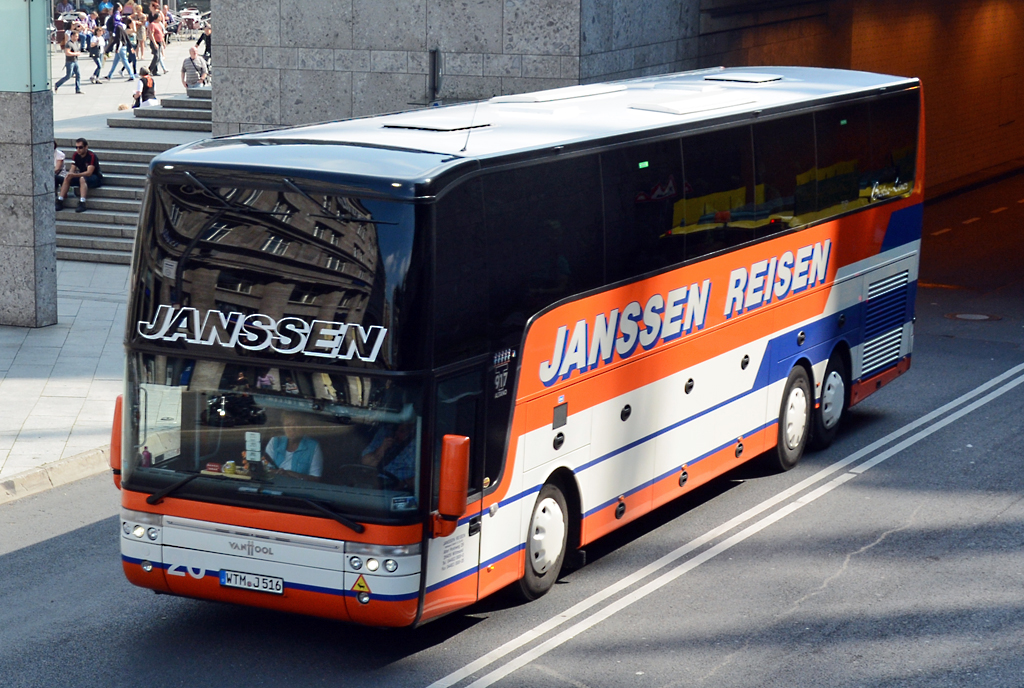 Van Hool 917 Altano von  Janssen-Reisen  am Hbf Köln - 31.07.2014