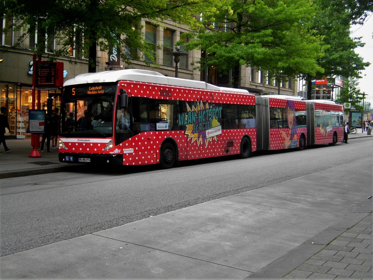 Van Hool AGG 300 auf der Linie 5 nach Lokstedt Nedderfeld am Hauptbahnhof/Mönckebergstraße.(5.07.2017) 
