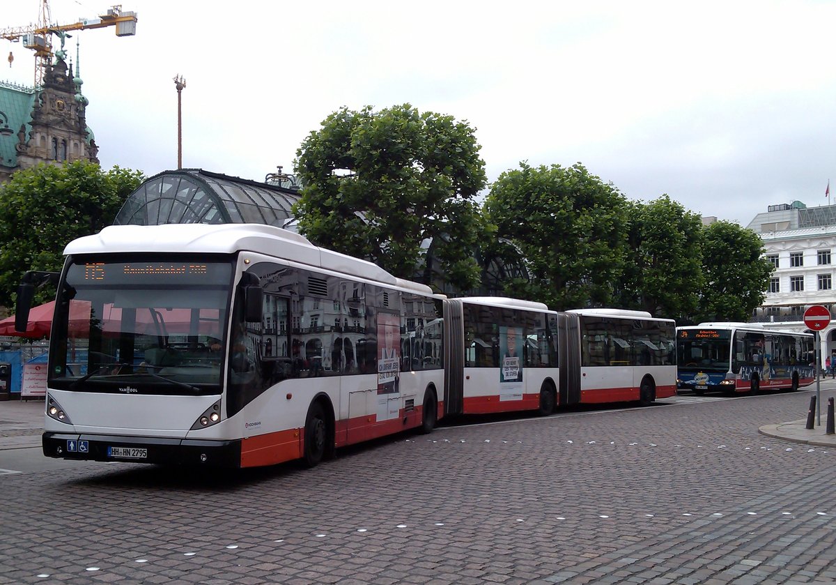 Van Hool AGG 300 aufgenommen an der Haltestelle Rathausmarkt in Hamburg am 16.07.2015