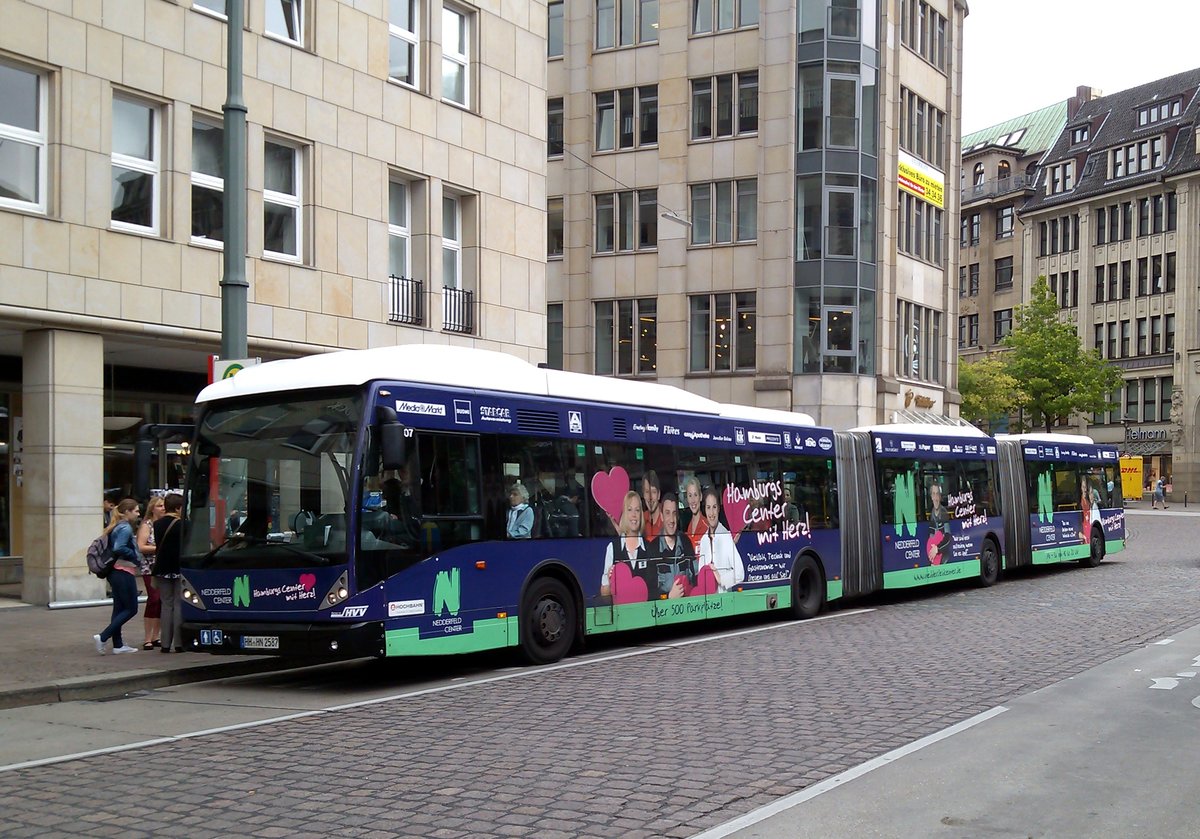 Van Hool AGG 300 aufgenommen an der Haltestelle Rathausmarkt in Hamburg am 16.07.2015