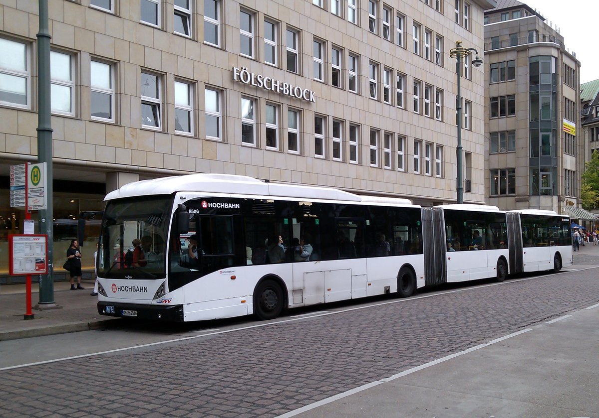 Van Hool AGG 300 aufgenommen an der Haltestelle Rathausmarkt in Hamburg am 16.07.2015