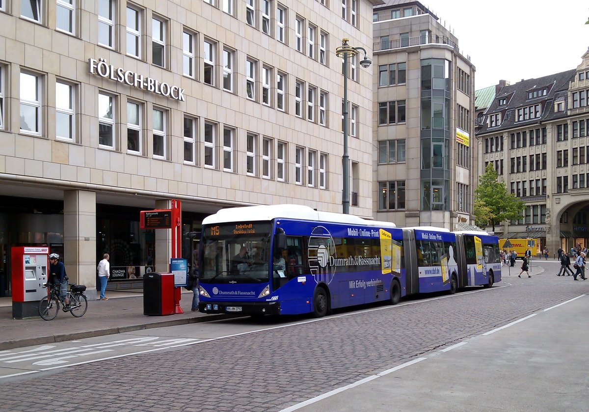 Van Hool AGG 300 aufgenommen an der Haltestelle Rathausmarkt in Hamburg am 16.07.2015