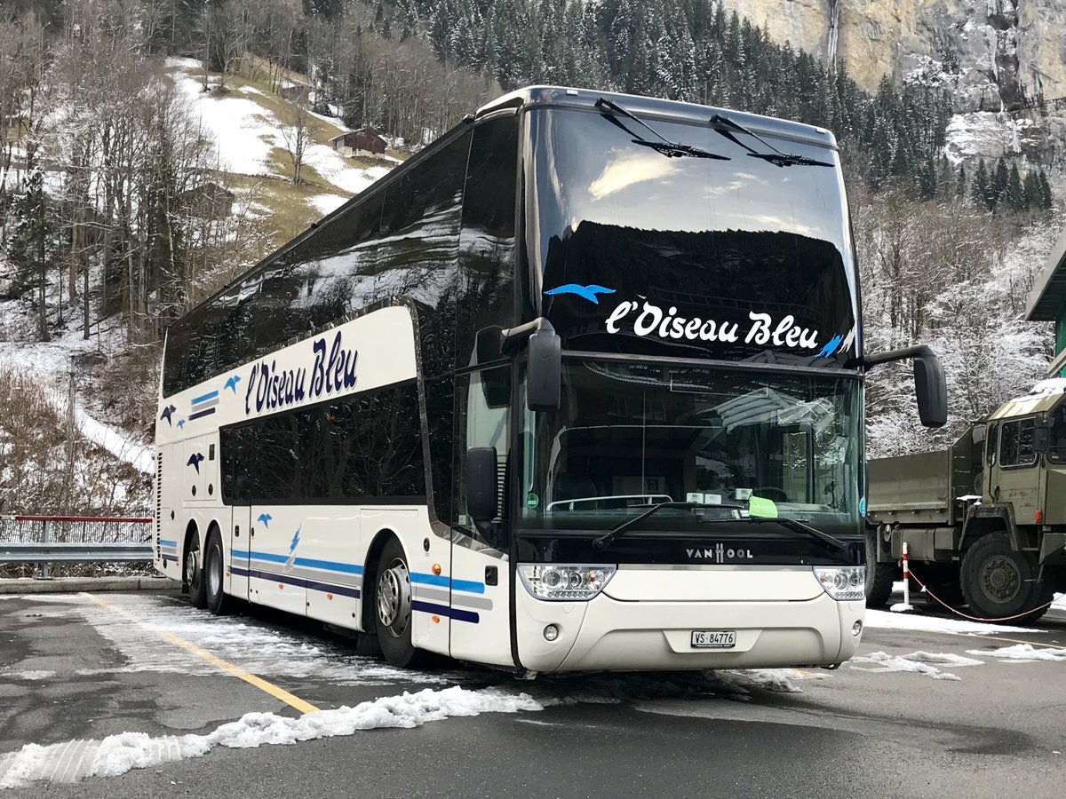 Van Hool Doppelstöcker von l'Osieu Bleu am 3.2.18 beim Carparkplatz Lauterbrunnen.