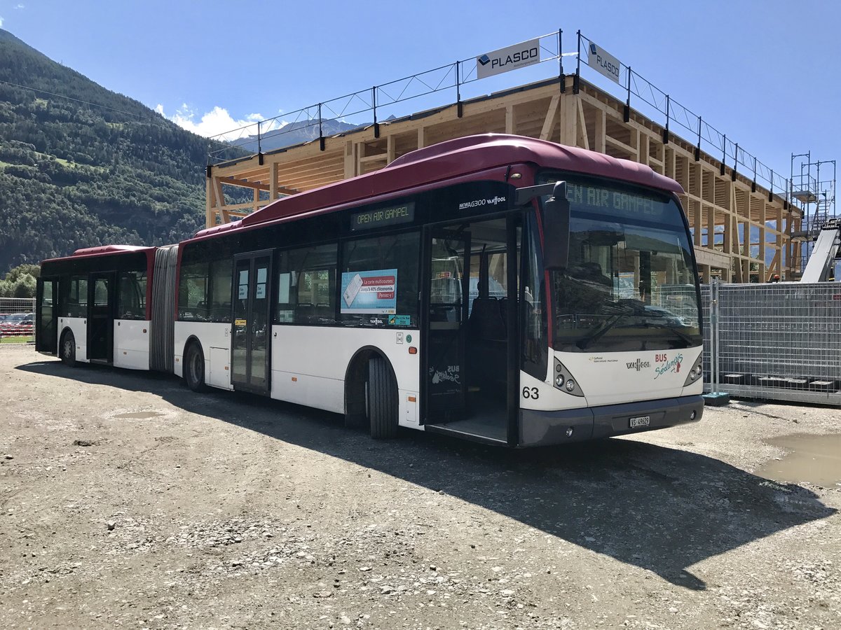 Van-Hool Gelenkbus von Bus Sedounis am 19.8.17 vor dem Open Air Gampel Gelände.