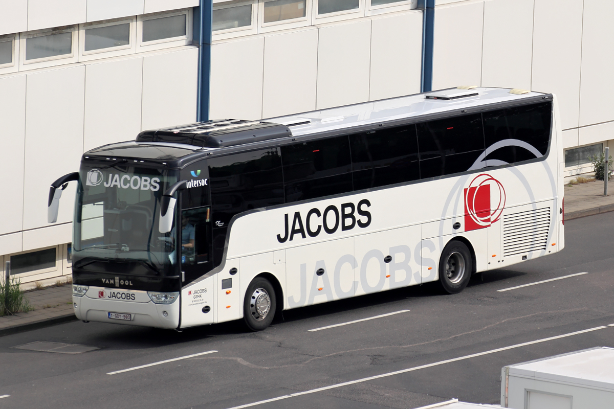 Van Hool Reisebus gesehen in Düsseldorf am Flughafen 28.5.2016