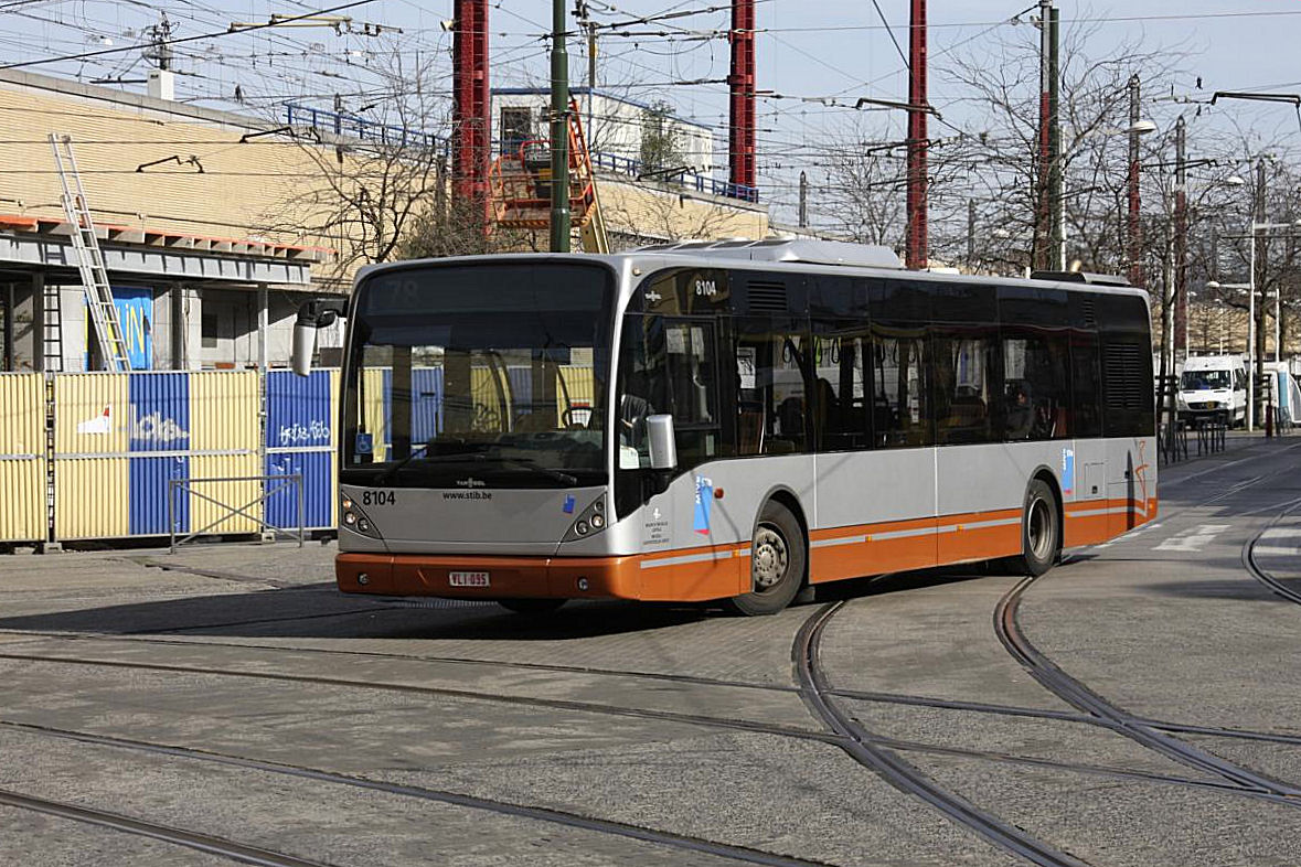 Van Hool Stadtbus Nr. 8104 am Bahnhof Brüssel Midi am 19.03.2014.