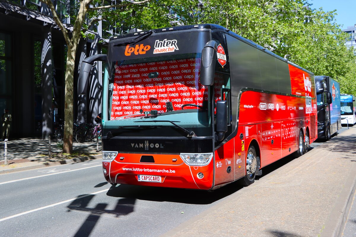 Van Hool T9 am 01.05.26 beim Radrennen in Frankfurt am Main