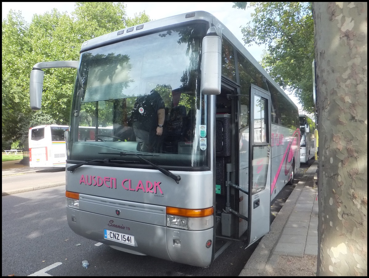 Van Hool T915 von Ausden Clark aus England in London am 26.09.2013
