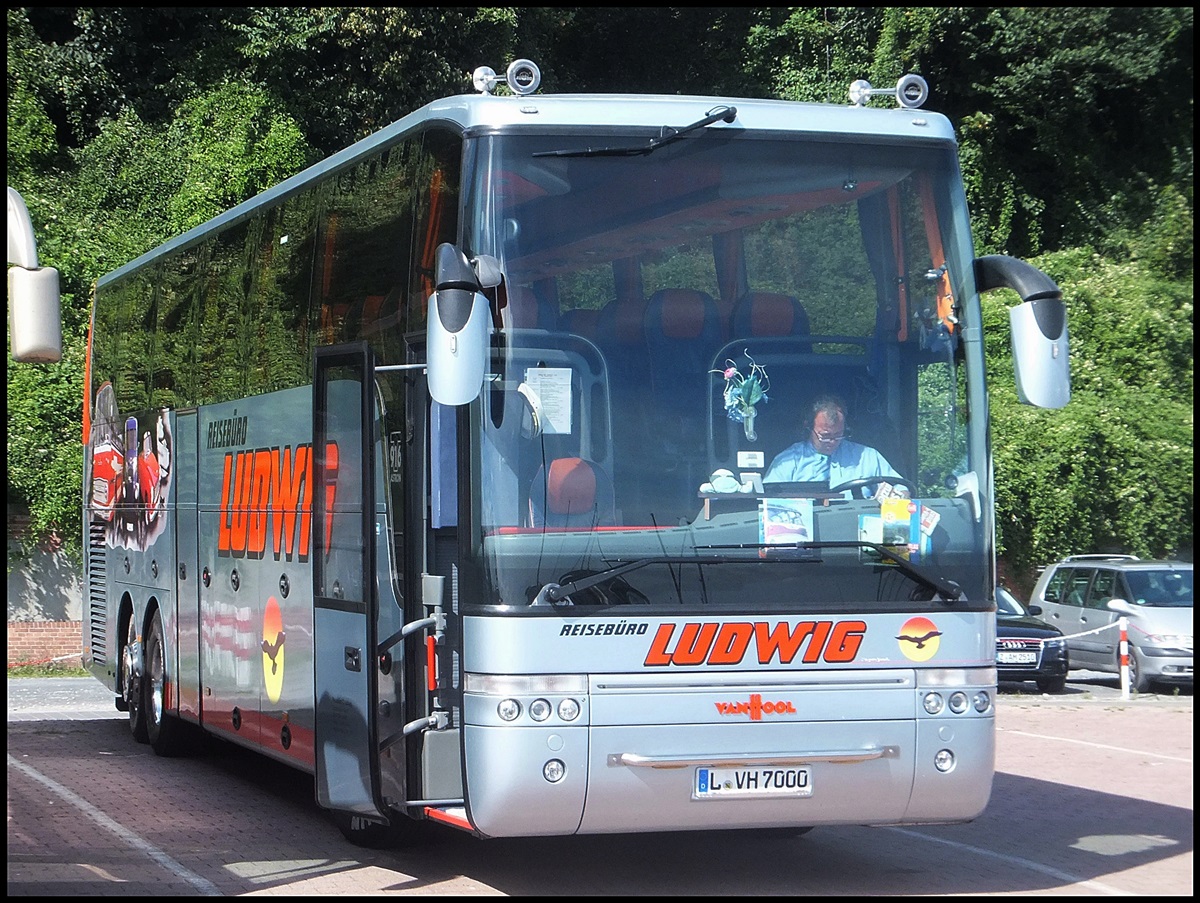 Van Hool T916 vom Reisebro Ludwig aus Deutschland im Stadthafen Sassnitz am 24.08.2013