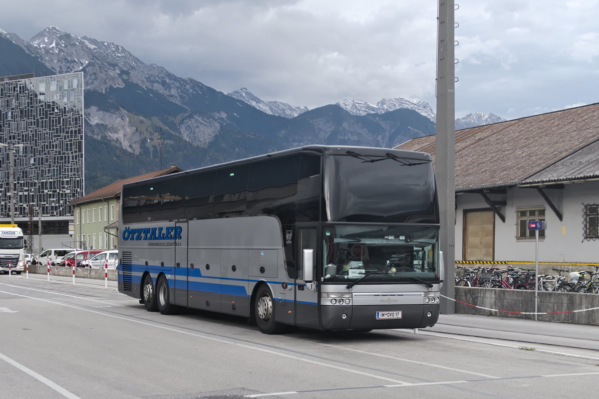 VAN HOOL T917 Altano von Ötztaler (IM-OVG 17), abgestellt beim Frachtenbahnhof Innsbruck. Aufgenommen 2.10.2020.