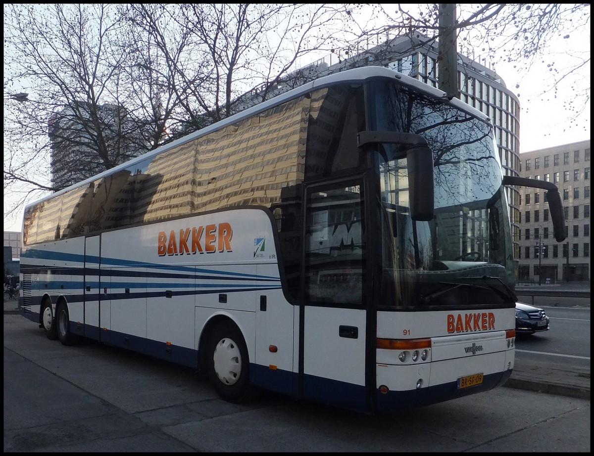 Van Hool T917 von Bakker aus den Niederlanden in Berlin am 24.04.2013
