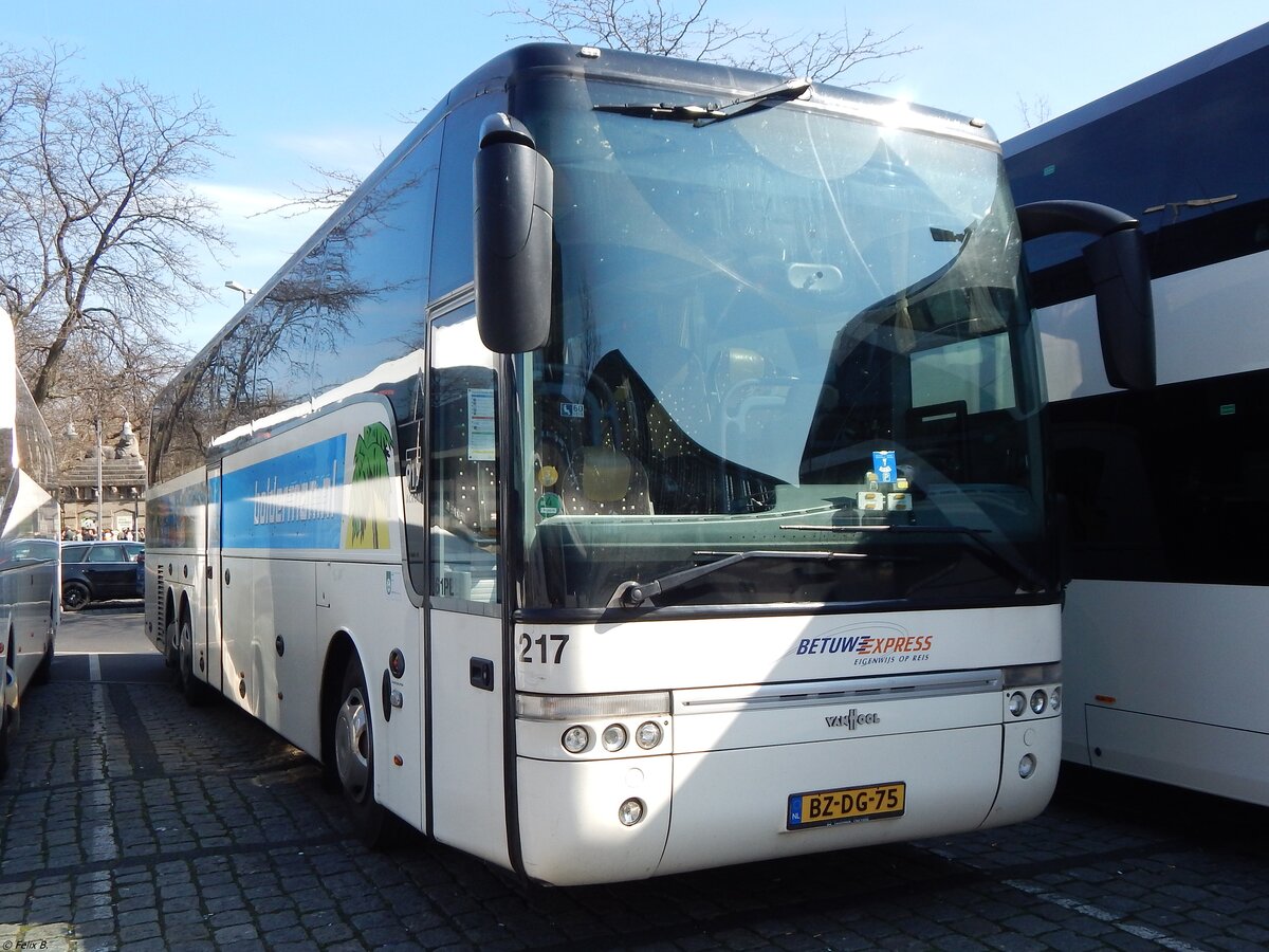 Van Hool T917 von Betuwe Express aus den Niederlanden in Berlin am 30.03.2019