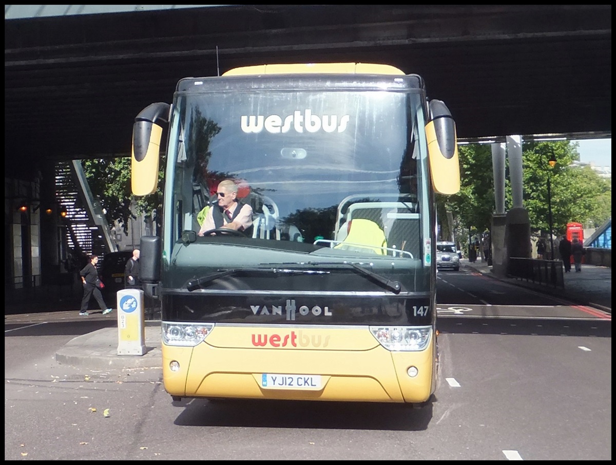 Van Hool TX15 von Westbus aus England in London am 26.09.2013