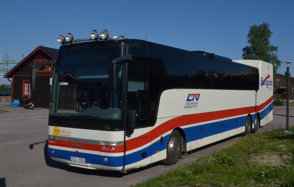 VANHOL  T9 Überlandlinienbus  von Länstrafiken Norbotten, am Heck ein Ladekoffer für kleines Stückgut- Transport. Stand am Bahnhof von Gallivare  am 08.07.2014. 