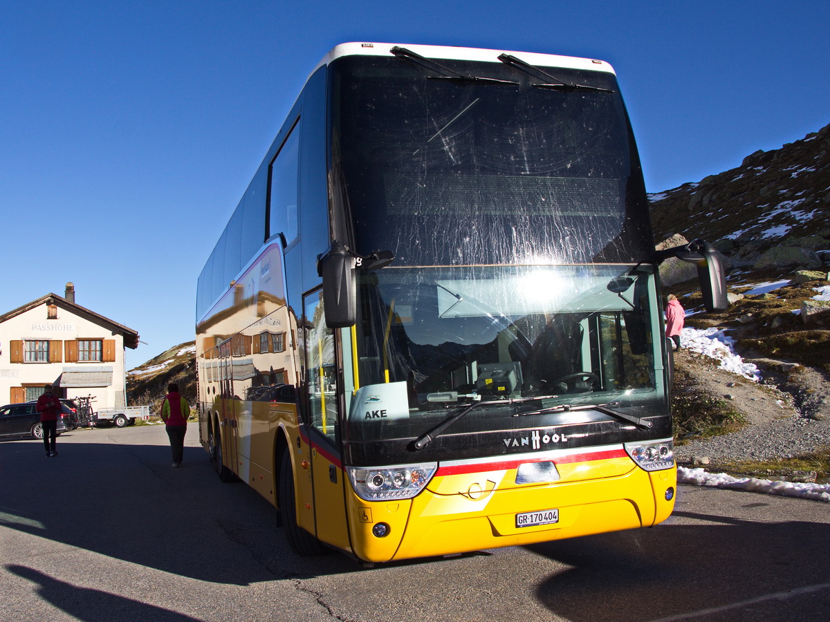 VanHool Bus der Schweizer Postbus steht auf den Flüelapass am 12. Oktober 2019.