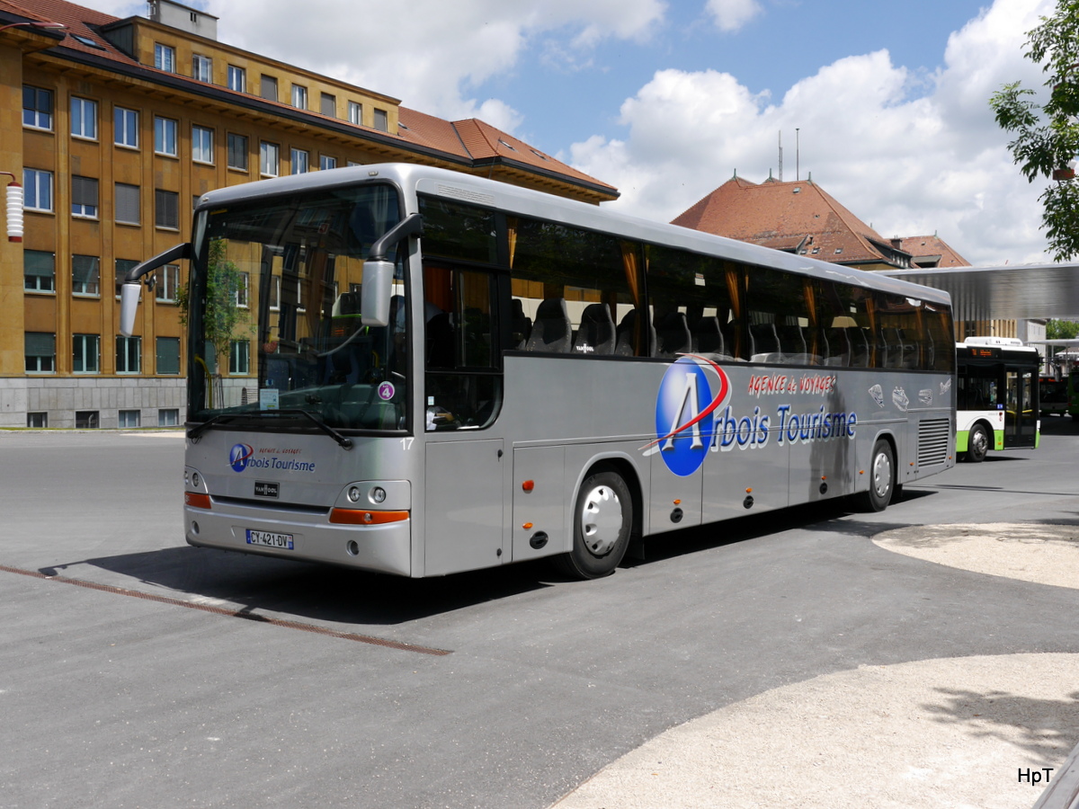 VanHool Reisecar bei den Bushaltestellen beim Bahnhof in La Chaux de Fonds am 09.07.2016