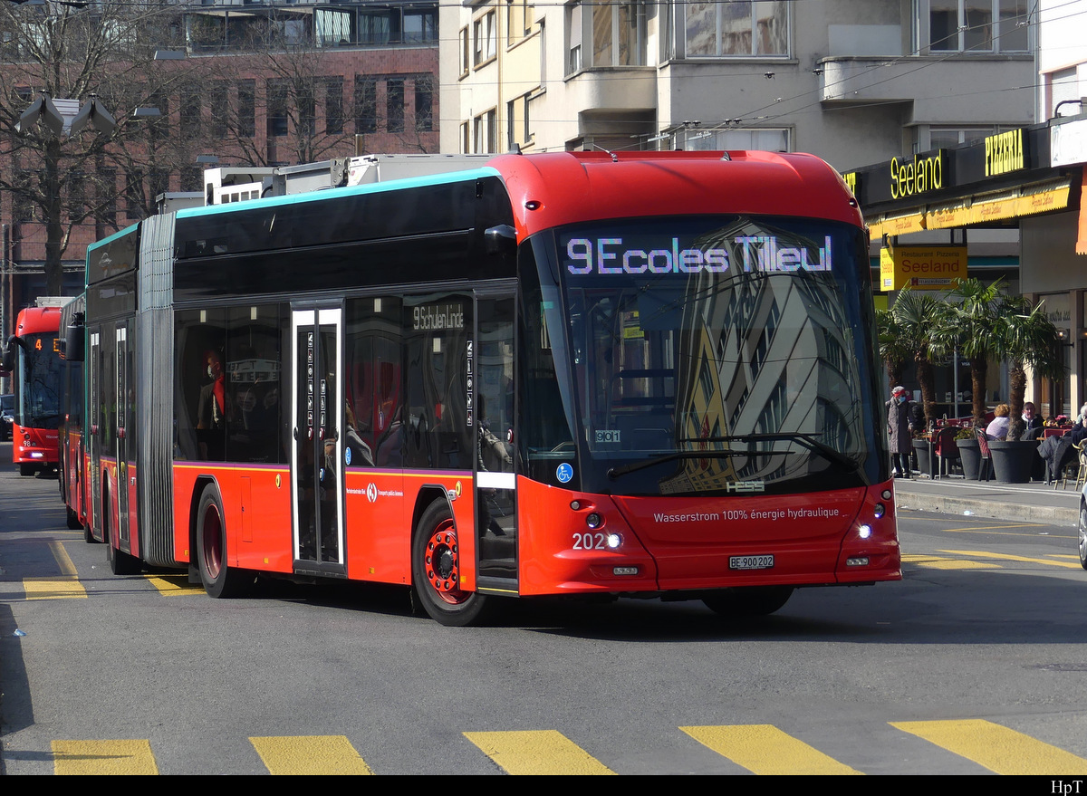 VB Biel - Hess E-Bus 202 unterwegs auf der Linie 9 in der Stadt Biel am 19.03.2022