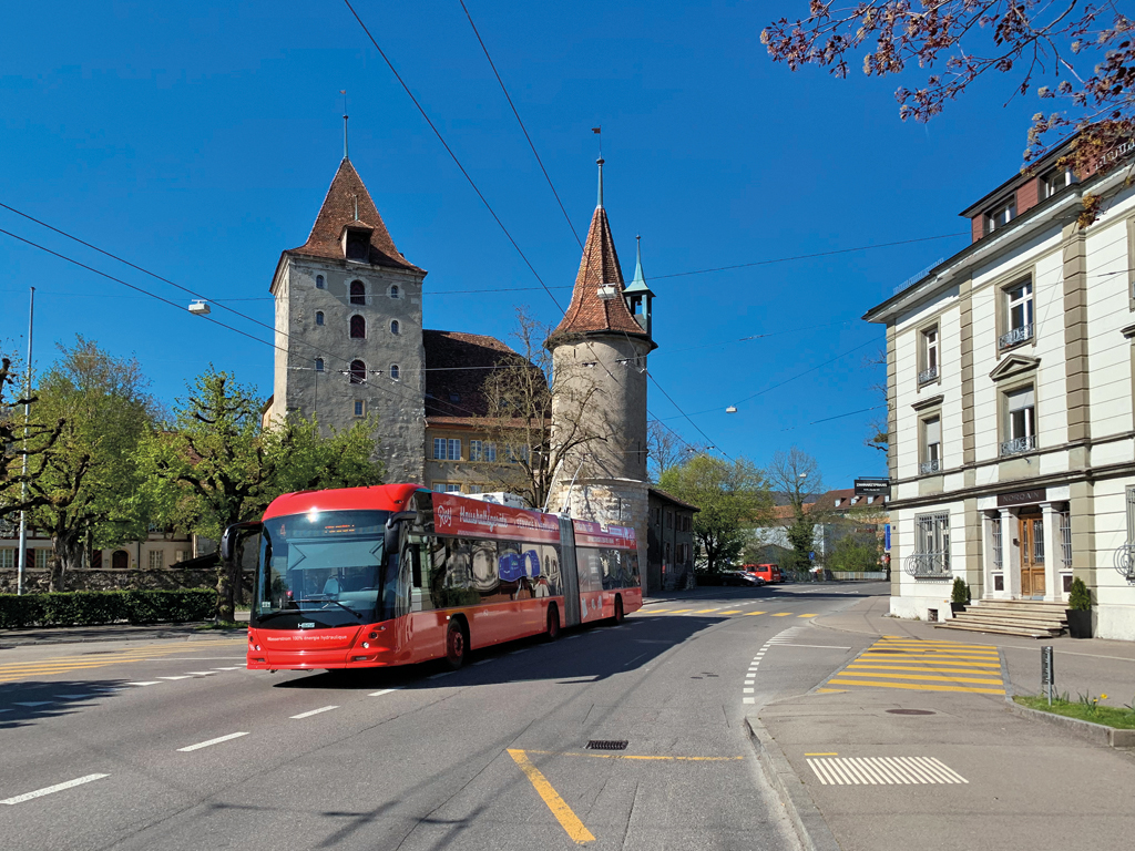 VB Biel - Hess Gelenktrolleybus der Linie 4 fährt vor dem Schloss Nidau durch in Richtung Endhaltestelle. Aufnahme vom 20. April 2019, 16:32