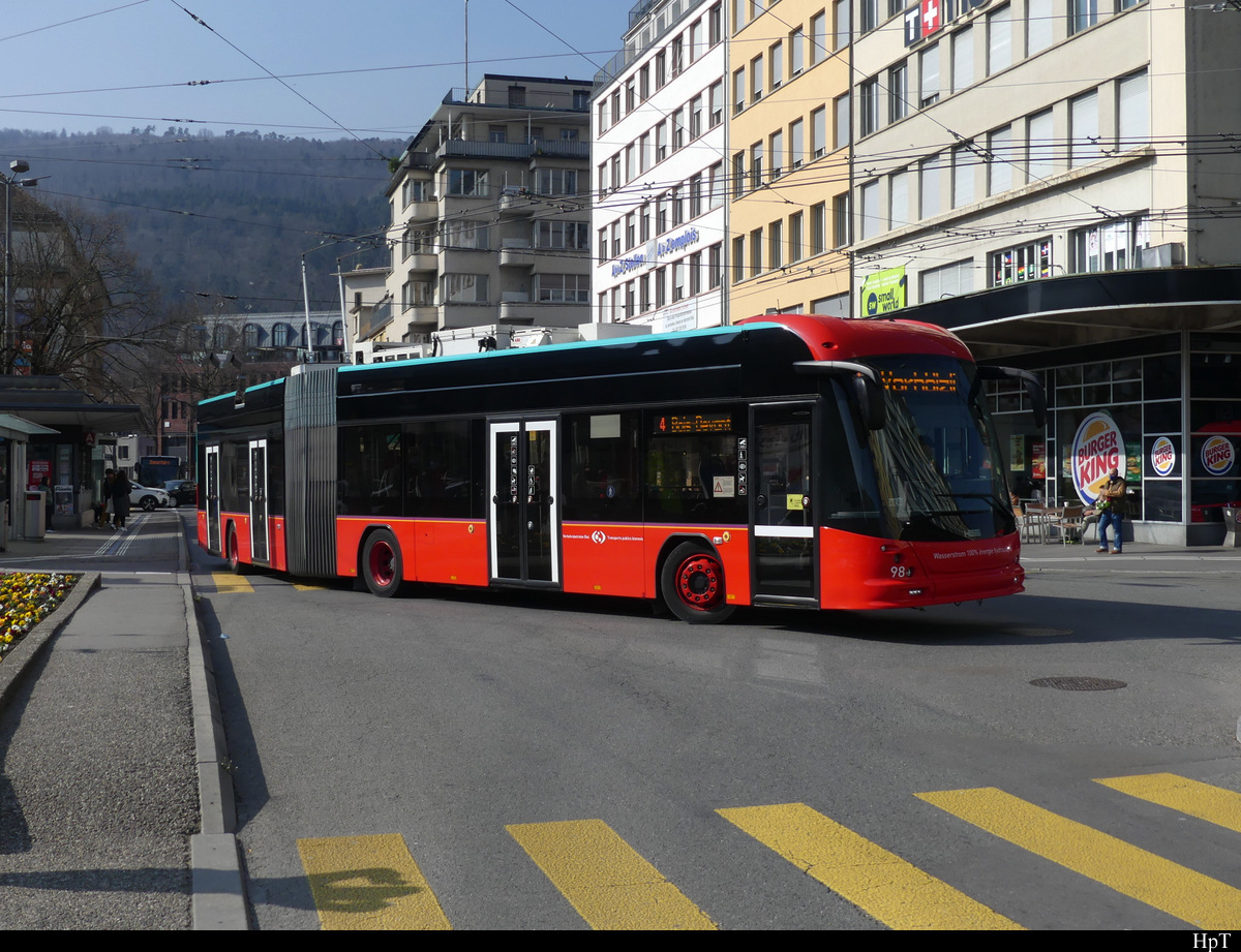 VB Biel - Hess Trolleybus Nr.98 unterwegs auf der Linie 4 in der Stadt Biel am 19.03.2022