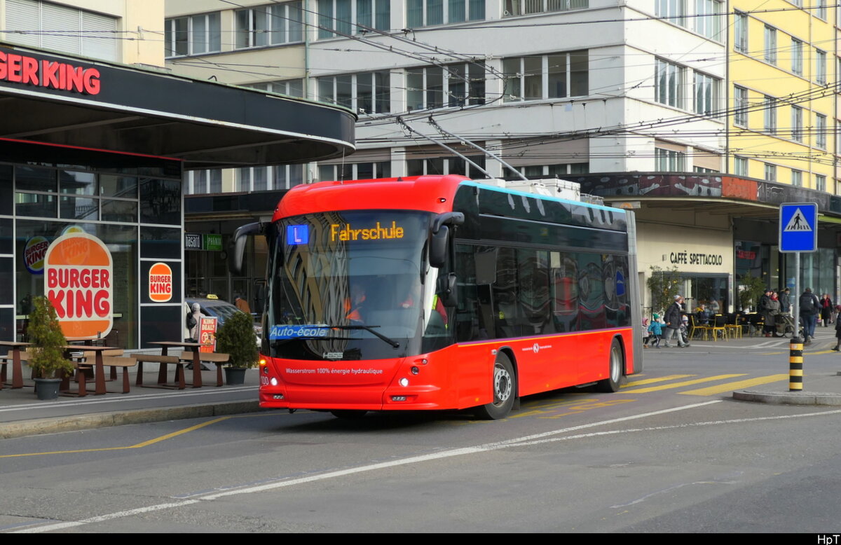VB Biel - Hess Trolleybus Nr.100 unterwegs auf Ausbildung als Fahrschule in der Stadt Biel am 22.01.2026