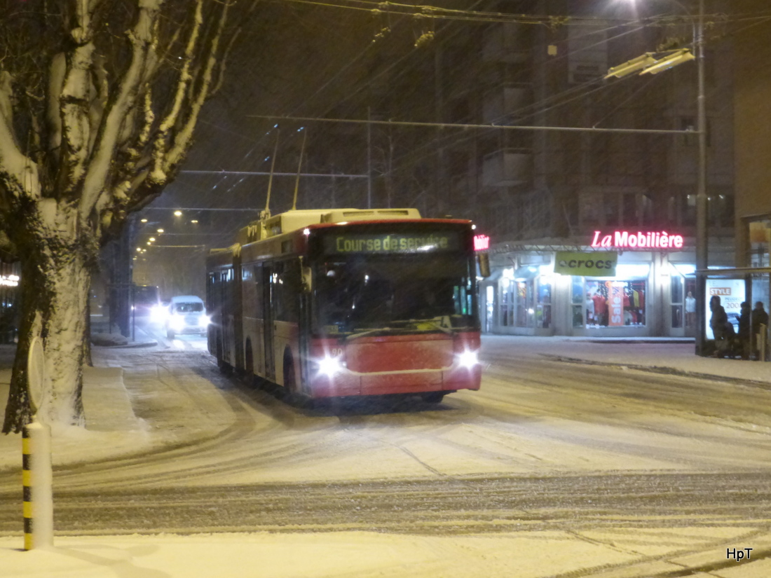 VB Biel - NAW Trolleybus Nr.90 unterwegs auf Schneebedeckter Strasse mit viel viel mühe auf der Linie 4 in der Stadt Biel am 30.01.2015