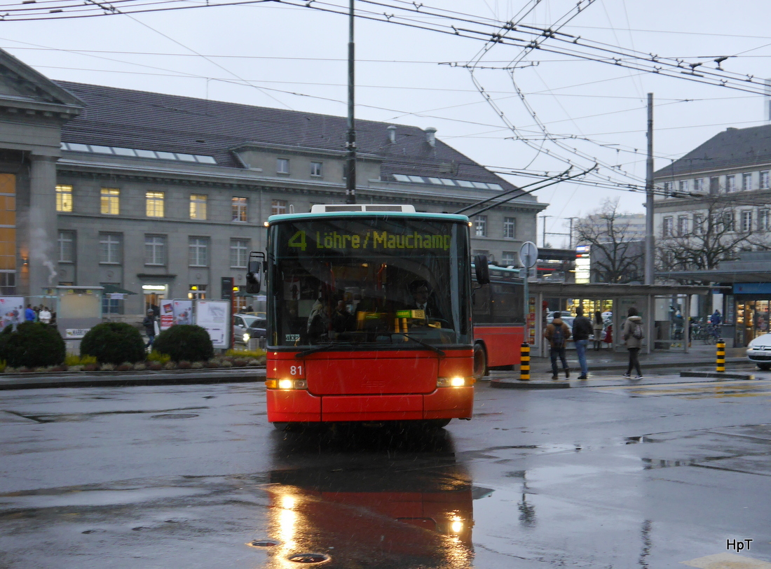 VB Biel - NAW Trolleybus Nr.81 unterwegs auf der Linie 4 in der Stadt Biel am 24.01.2015