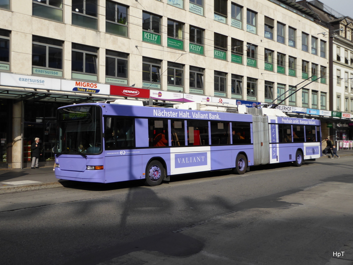 VB Biel - NAW Trolleybus Nr.86 unterwegs auf der Linie 1 in Biel am 24.10.2015