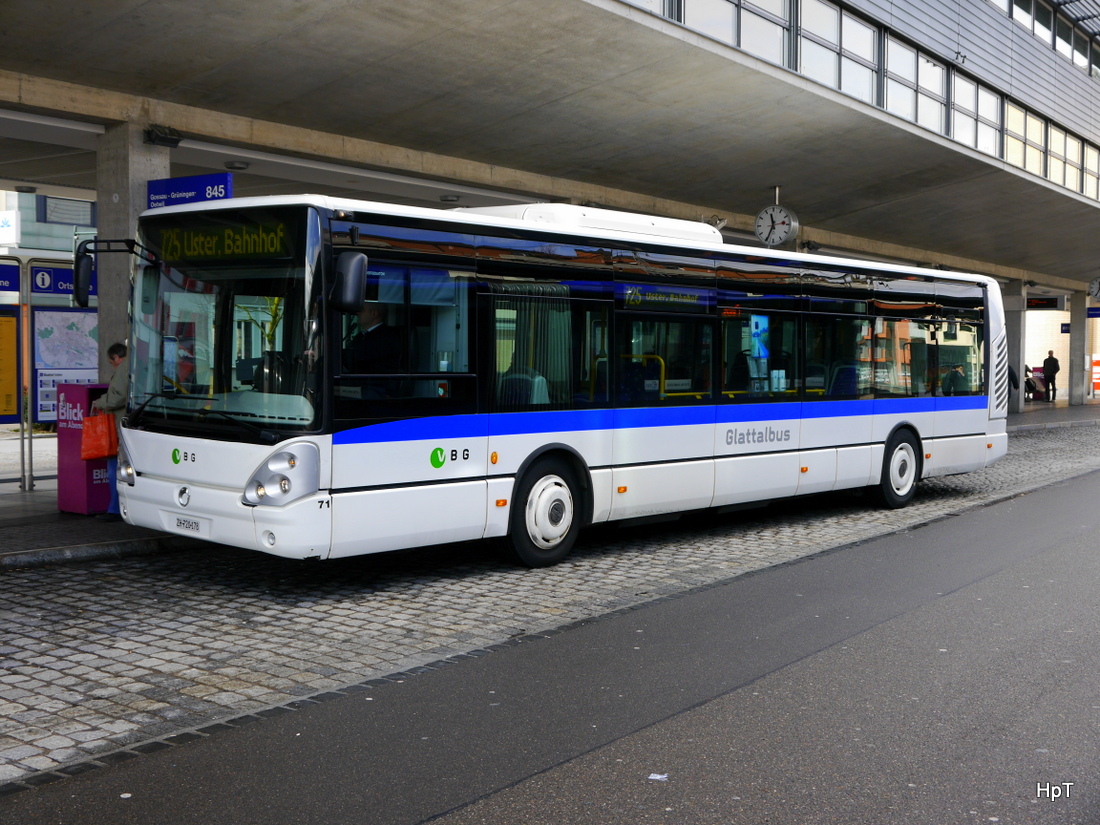 VBG - Irisbus Nr.71  ZH 720178 unterwegs auf der Linie 125 bei den Bushaltestellen neben dem Bahnhof Uster am 28.02.2015