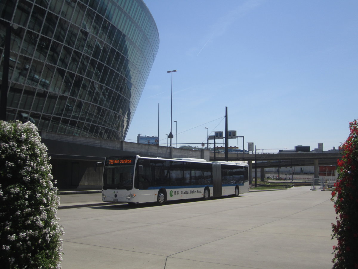 VBG/Eurobus Nr. 33 (Mercedes Citaro C2 O530G) am 23.7.2019 beim Flughafen Zürich vor dem ''Circle'', dem Dienstleistungszentrum, dessen Bau über eine Miliarde Franken gekostet hat.