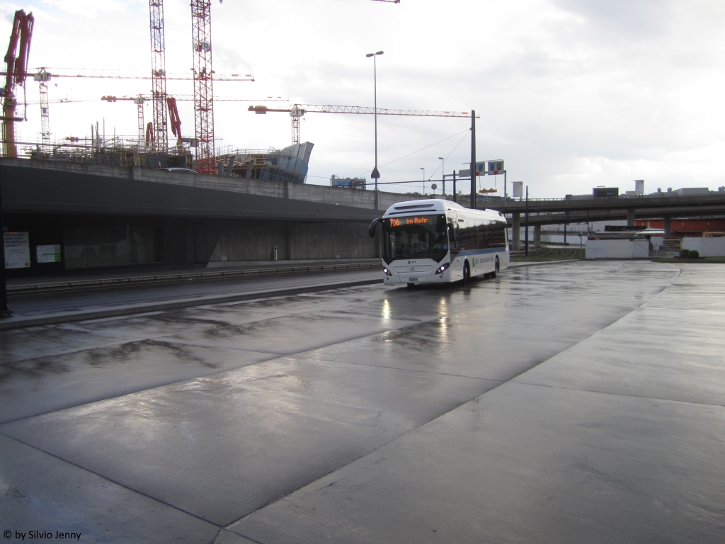VBG/Eurobus Nr. 61 (Volvo 7900 Hybrid) am 22.5.2018 beim Flughafen