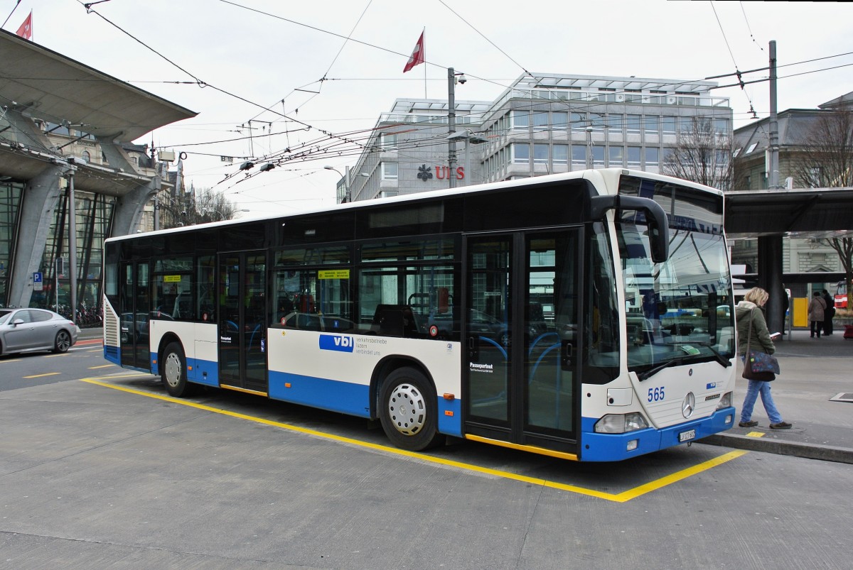 VBL Citaro I Nr. 565 abgestellt beim Bahnhof Luzern, 29.01.2014.