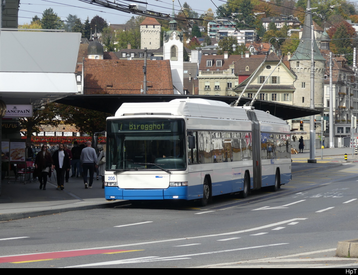 VBL - Hess Trolleybus Nr.205 unterwegs auf der Linie 7 in Luzern am 23.10.2022