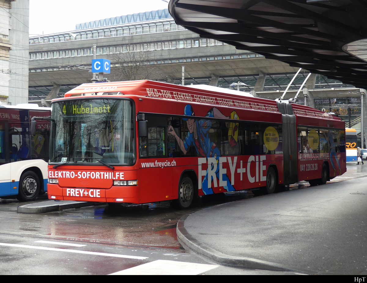 VBL - Hess Trolleybus Nr.210 unterwegs in Luzern am 30.12.2021