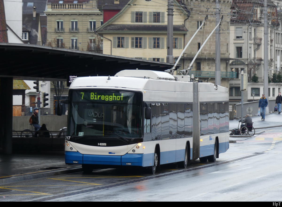 VBL - Hess Trolleybus Nr.217 unterwegs in Luzern am 30.12.2021