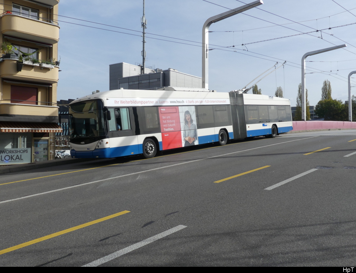 VBL - Hess Trolleybus Nr.220 unterwegs auf der Linie 4 in Luzern am 23.10.2022