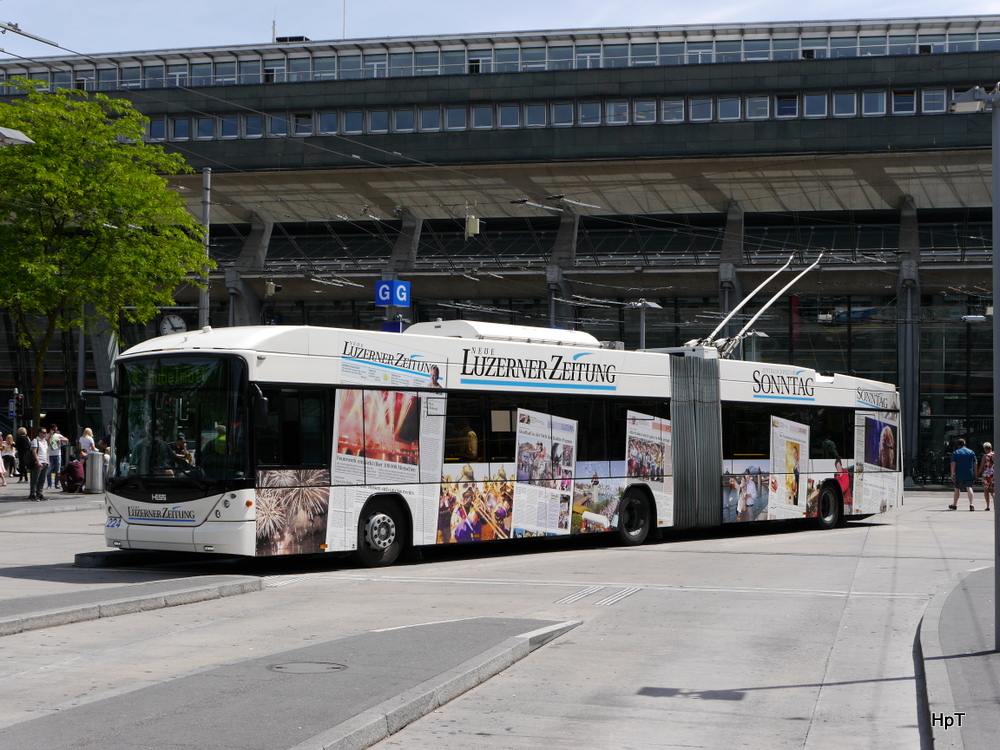 VBL - Hess Trolleybus Nr.224 auf der Linie 4 bei den Bushaltestellen vor dem Bahnhof Luzern am 21.05.2014