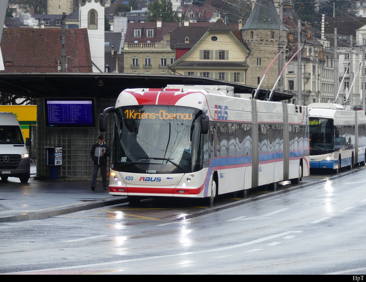 VBL - Hess Trolleybus Nr.420 unterwegs in Luzern am 30.12.2021