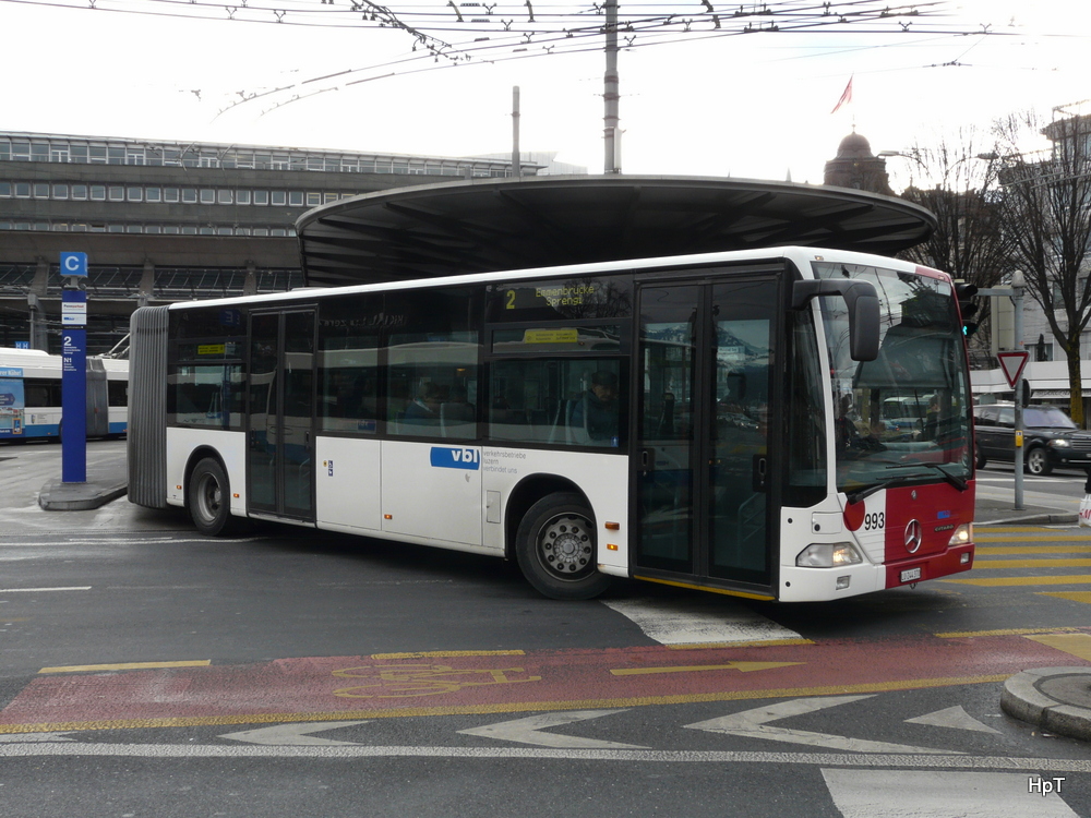 VBL - Mercedes Citaro (ex TPF) Nr.993  LU 244370 unterwegs auf der Linie 2 bei den Haltestellen vor dem Bahnhof in Luzern am 03.01.2014