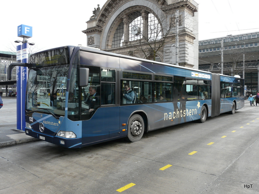 VBL - Mercedes Citaro  Nr.132  LU  15075 bei den Haltestellen vor dem Bahnhof in Luzern am 03.01.2014
